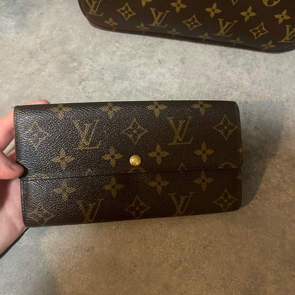Louis Vouitton Wallet - Picture 1 of 5